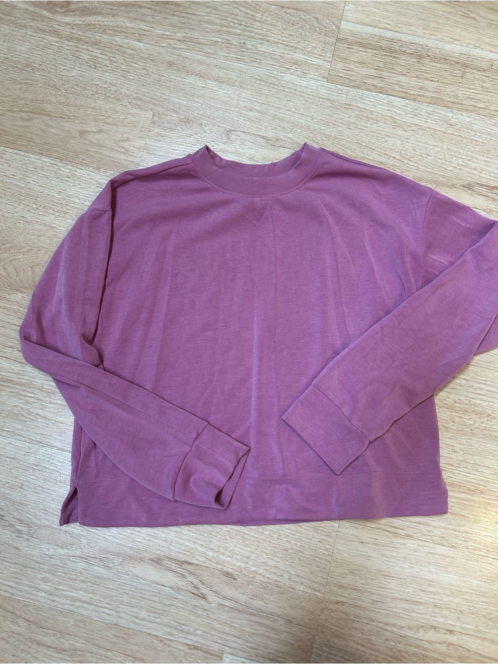 Athleta women’s crew neck cropped athletic top.